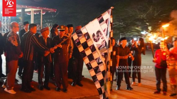 Wakil Bupati Kutai Barat Lepas Rombongan Peserta Pawai Obor, Meriahkan Peringatan HUT Ke 79 RI