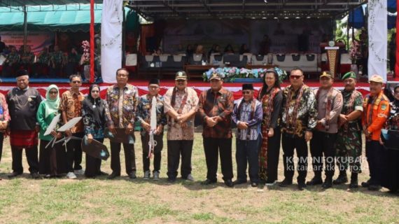 Bupati Kutai Barat Resmikan Pembangunan Kampung Sebelang dan Buka Festival Berogeh 2024