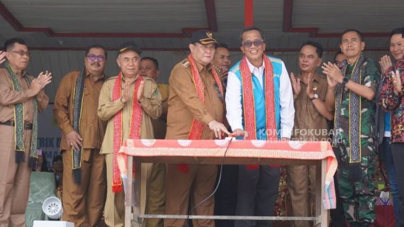 Bupati Kutai Barat Resmikan Penyalaan Listrik 11 Kampung