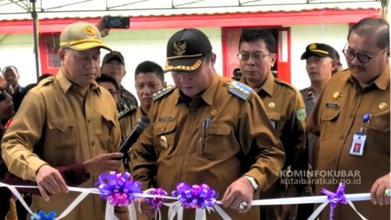 Bupati Kutai Barat Resmikan Balai Penyuluh KB dan Saksikan Pengukuhkan BPK di Kecamatan Penyinggahan