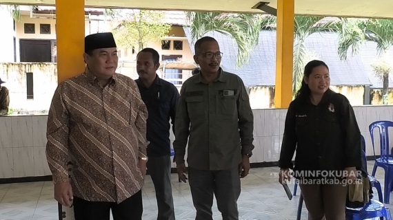 Bupati Kutai Barat Tinjau TPS, Pastikan Pilkada Serentak Berjalan Lancar