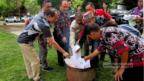 Dinas Arsip dan Perpustakaan Kutai Barat Musnahkan Ribuan Arsip Lama dan Terima Arsip Statistik dari BPBD