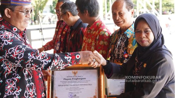 Diskominfo Kutai Barat Menerima Penghargaan Atas Akuntabilitas Kinerja Tahun 2024 Pada Peringatan  HUT  ke-25  Kabupaten Kutai Barat