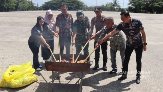Lindungi Masyarakat Dari Konsumsi Produk Tidak Aman, Pemkab Kutai Barat Musnahkan Produk Tak Layak Edar