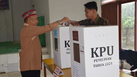 Wabup Kubar H. Edyanto Arkan Gunakan Hak Pilih di TPS 010 Melak Ulu, Ajak Warga Sukseskan Pilkada 2024